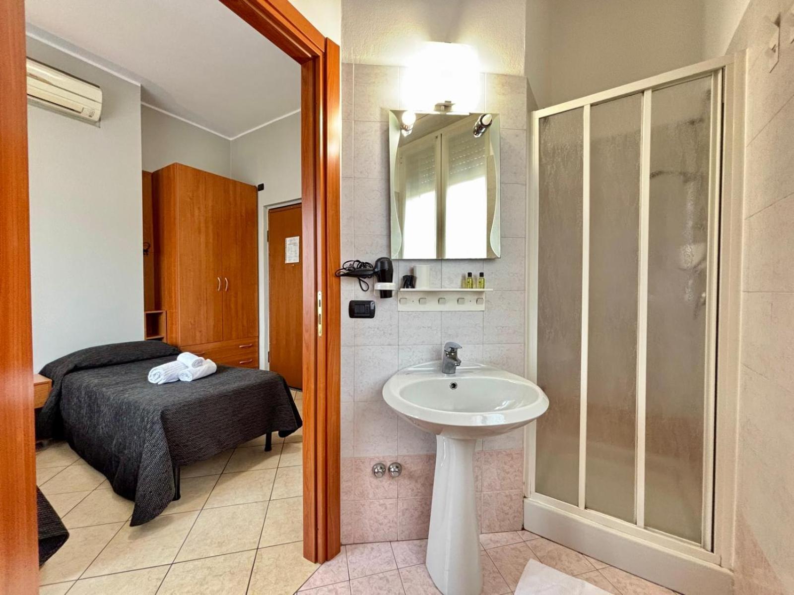 Twin Room,1656181451:JPEG